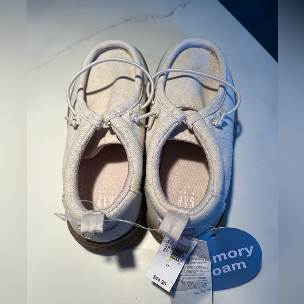 NWT kids cream colored gap moccasin sneakers. Size 11.  Unisex gap shoes.
